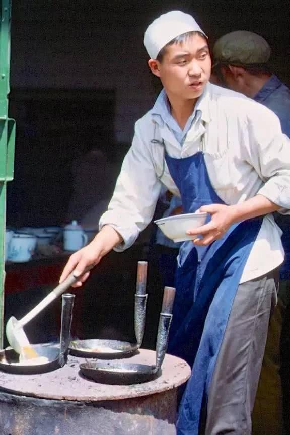 15张老照片:80年代外国游客拍摄的中国小吃！