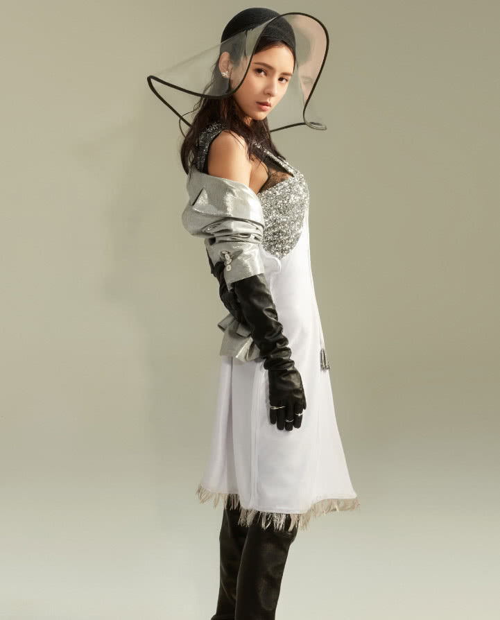 张予曦裙子下半身挂了10个挂钩，上面的毛巾比拖把还黑