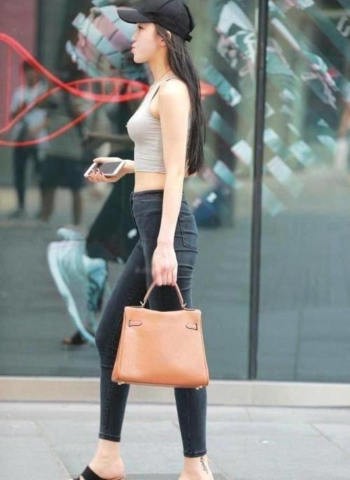 「自信」街拍小姐姐这样出门,完全不把路人放在眼里,太自信了