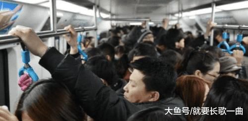 日本地铁发达，却是日本女性的“噩梦”，宁可走路也不愿坐地铁