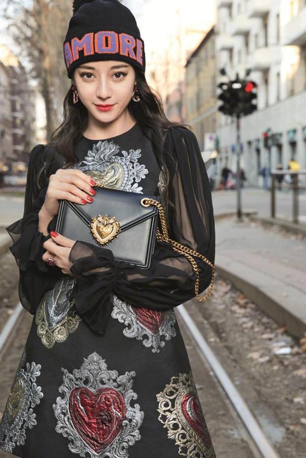 迪丽热巴又美了! 穿短裙搭高跟鞋现身秀腿, 网友: 看一眼就沦陷了