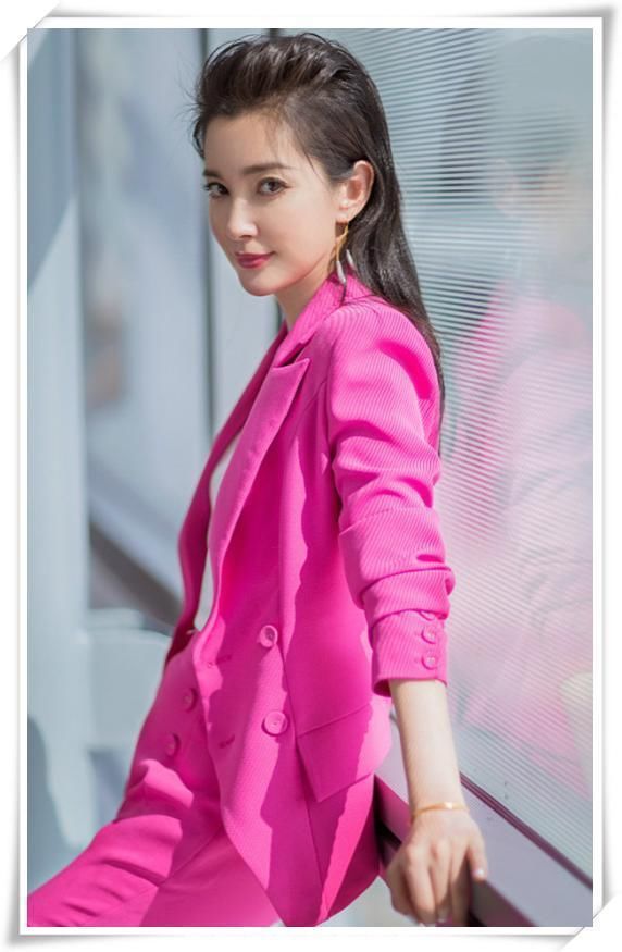 张天爱168,李冰冰166,两人同穿玫红西装,网友:气场差距尴尬了