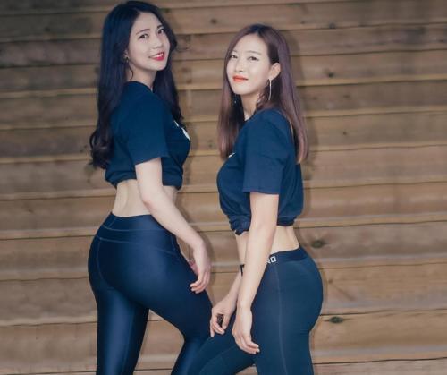 打底裤穿在双胞胎小姐姐身上，展现性感翘臀，网友直呼太美了