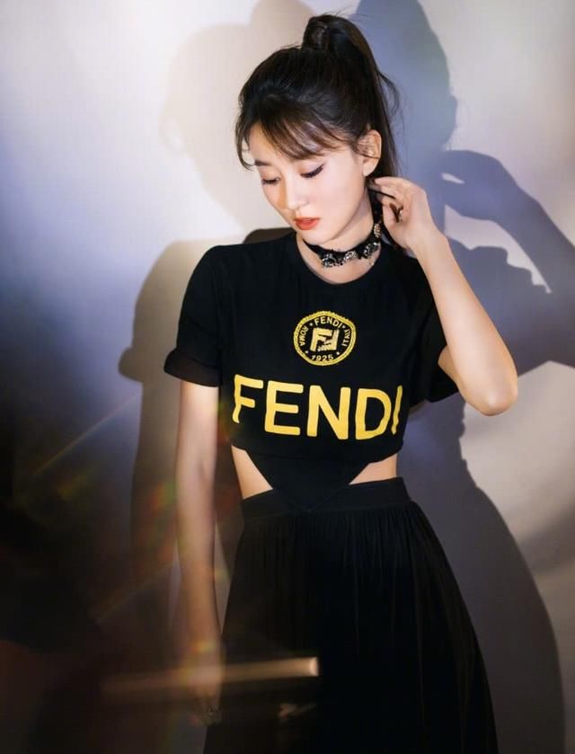 乔欣真会玩，把衣服“剪”一半大秀小蛮腰，还非得把肚兜露出来！