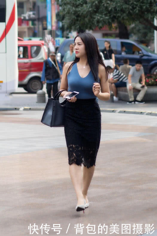 路人街拍,一件深蓝色的针织背心,勾勒出小姐姐迷人的曲线