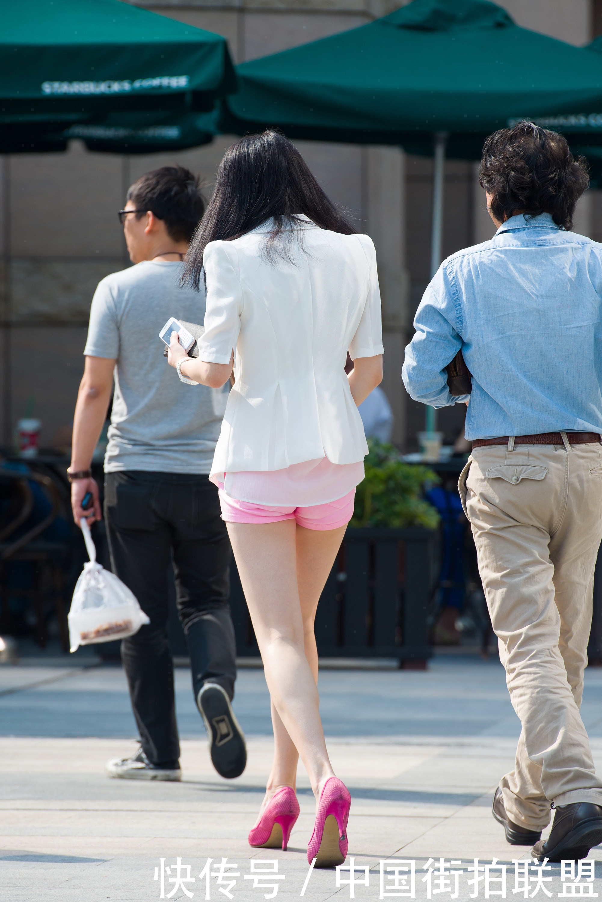 街拍联盟：粉色热裤配粉色高跟，成熟女人应该有的魅力