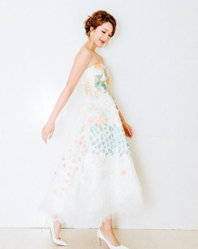 李亚男太敢穿了，领口又深又宽，王祖蓝看了坐不住！