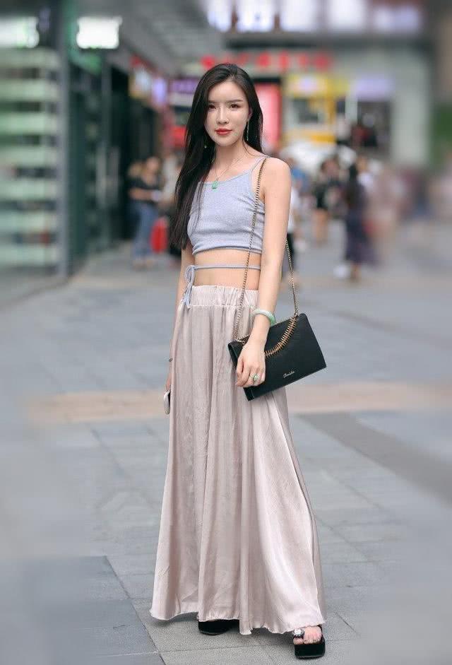 路人街拍：好臭美的小姐姐，小短裙搭配小白鞋，都不会抬头走路了