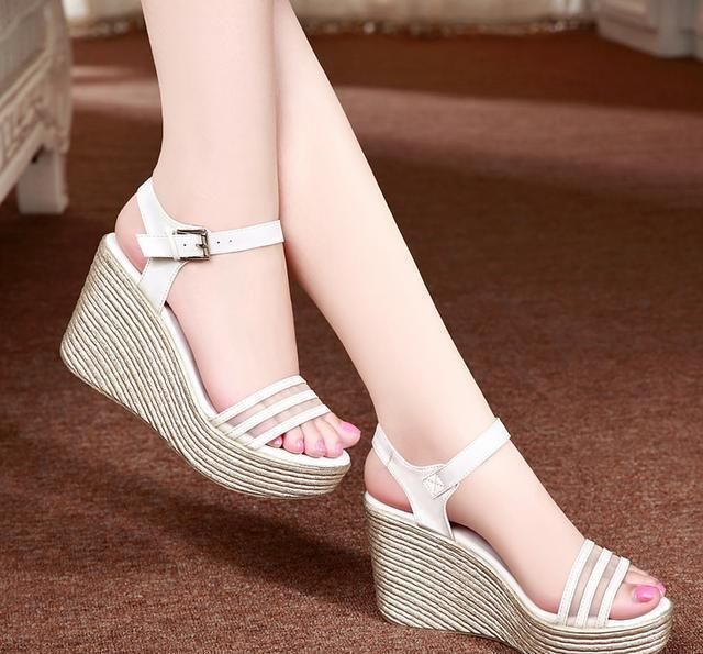 新品坡跟凉鞋，时尚奢华，上脚气质迷人