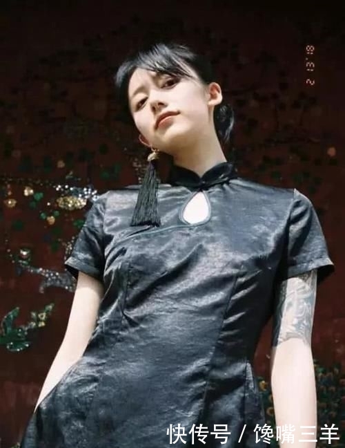 「蓝色」李诞女友黑尾酱另类穿衣服,衬衫只扣一粒扣,露蛮腰表情搞怪
