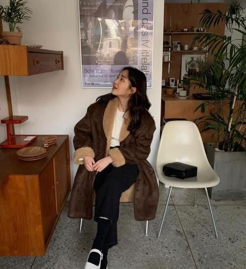  [舒适]“老爹鞋”失宠了！现在流行“奶奶鞋”，时髦舒适还耐穿不磨脚