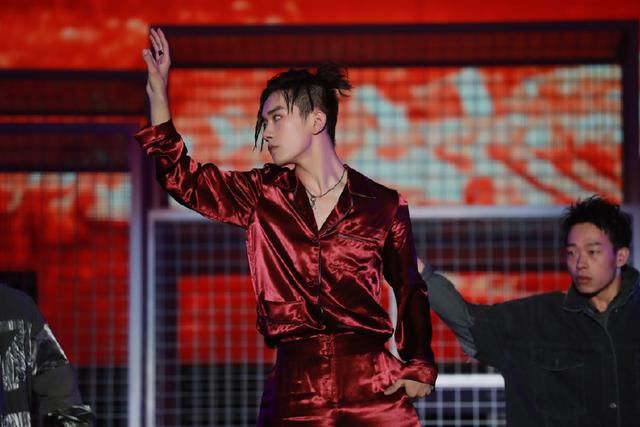 18岁易烊千玺肌肉线条太撩人！彩辫+葱须刘海真是个性过了头！