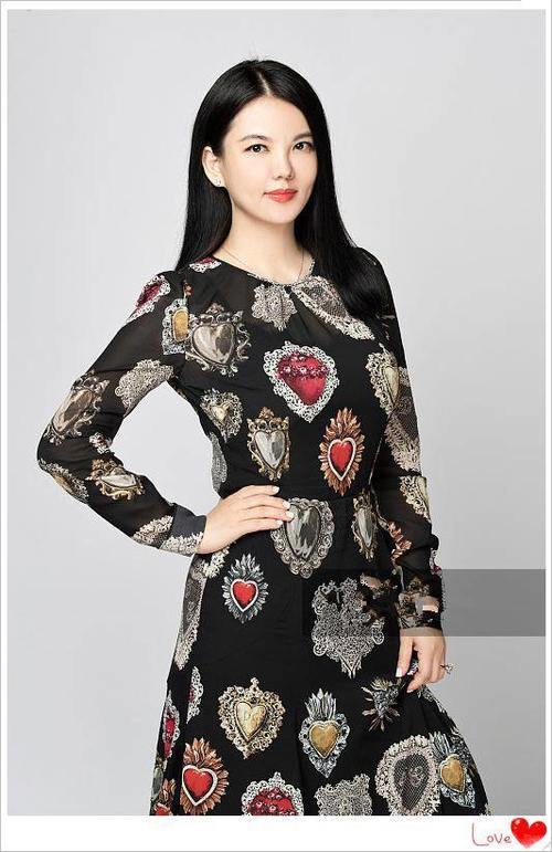 42岁李湘真瘦了，一身印花连衣裙高级有范，网友：这颜值让人怀疑