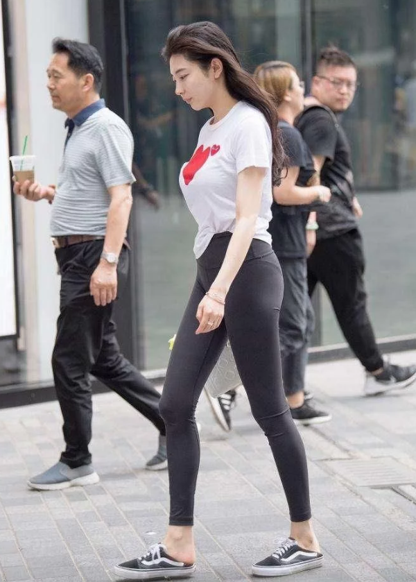 街拍：紧致的包臀连衣裙，柔软舒适，尽显小姐姐典雅诱人的魅力！