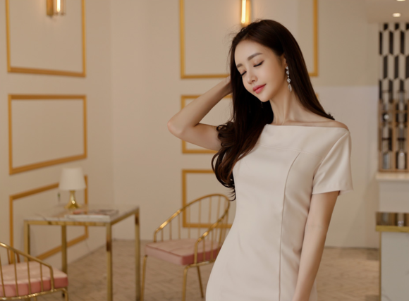 女神孙允珠，苦杏白果淡色立体森系连衣裙