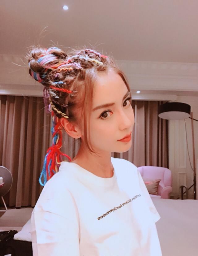 杨幂和杨颖都用彩线扎头，差别简直太大了，网友：发量真的不重要