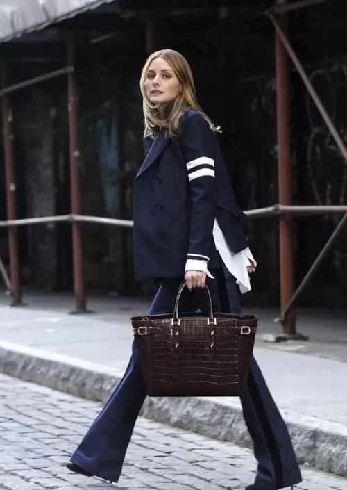  【远离】穿衣想要远离沉闷感，“拿破仑”外套穿起来，完美演绎高调感