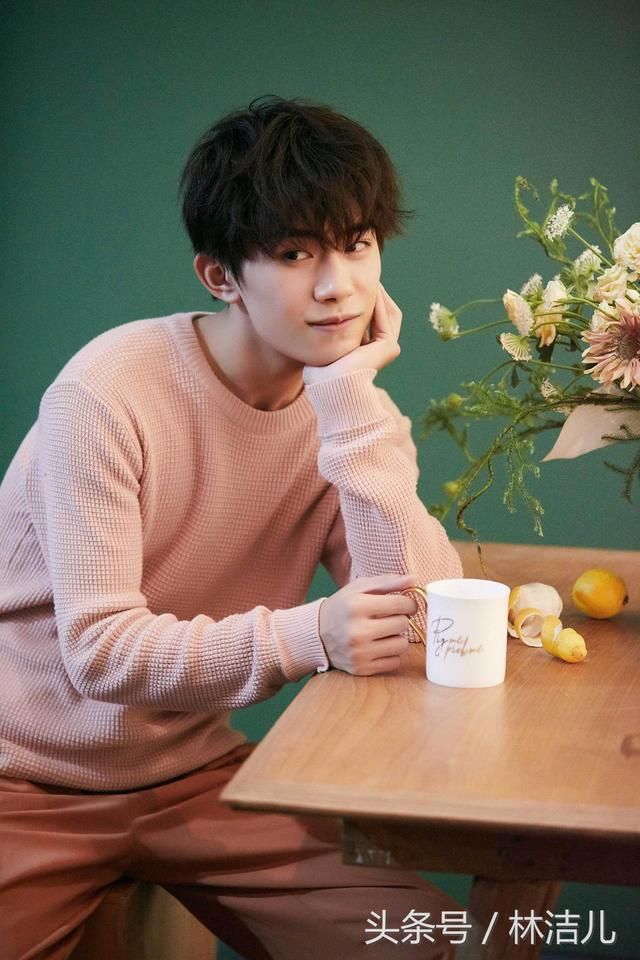 还未成年就拿下高奢代言,17岁的易烊千玺成00后时尚大佬,太牛了
