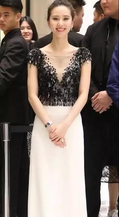 刘诗诗穿深V亮相，再加一件背心防止走光，网友:吴奇隆管的真严