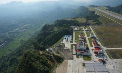 国内这座机场，削去65座山顶而建，被称为“悬崖边的机场”