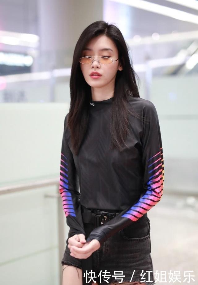 何穗奚梦瑶同现机场，一个穿白裙，一个穿短裤，超模都这么会穿？