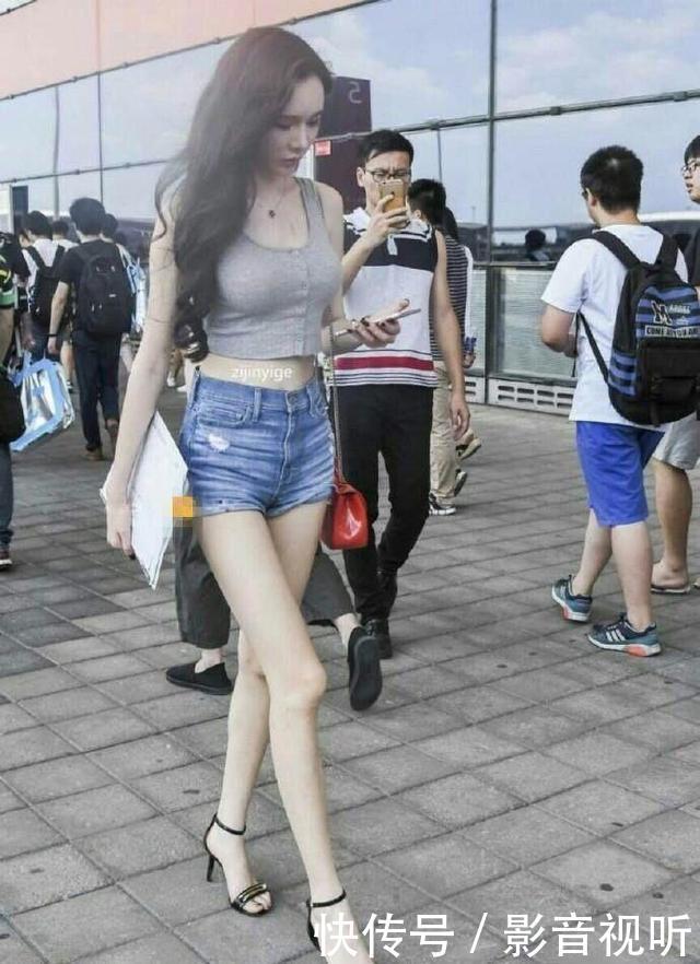 街拍：小姐姐拥有百里挑一的腿型，还要去人才市场面试
