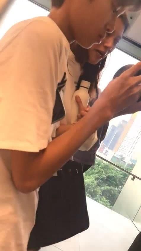 袁咏仪陪儿子魔童去购物 向店员曝儿子将爸爸的手机扔进泳池