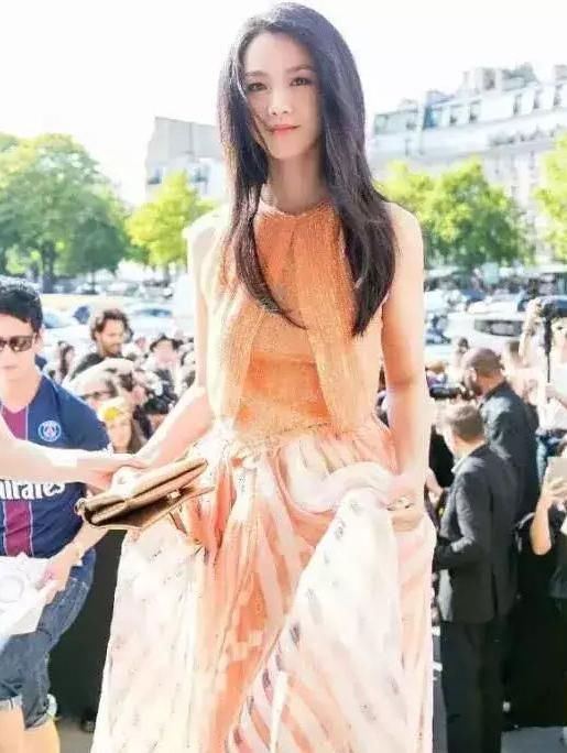 汤唯豁出去了，什么衣服都敢穿，网友:嫁给导演就是好