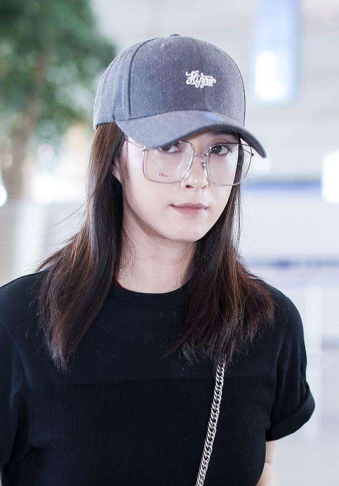 尴尬了! 蒋欣T恤搭配短裤现身机场秀美腿, 网友直呼:还是不秀的好