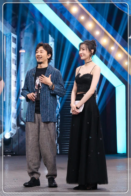 温雅这就有点尴尬了！蕾丝吊带坐出小肚腩，网友：瑜伽白练了！