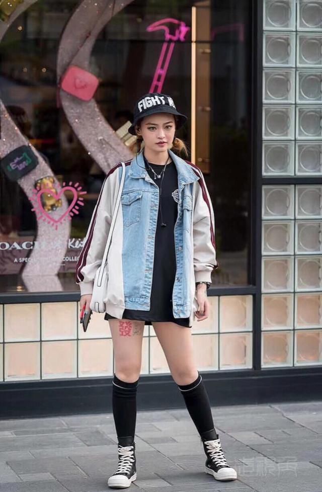 女孩纹身不正经？还是时髦性感~行走式街拍