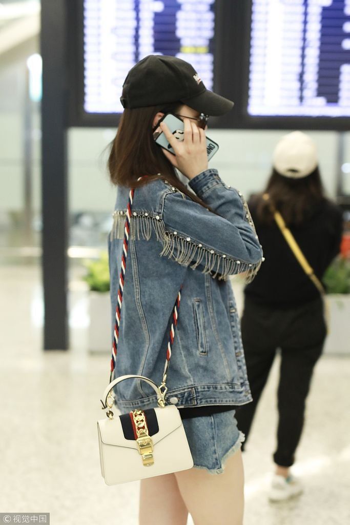 不嫌热？宋轶暑天穿外套狂刷手机凹造型 安静排队过安检亲和无星
