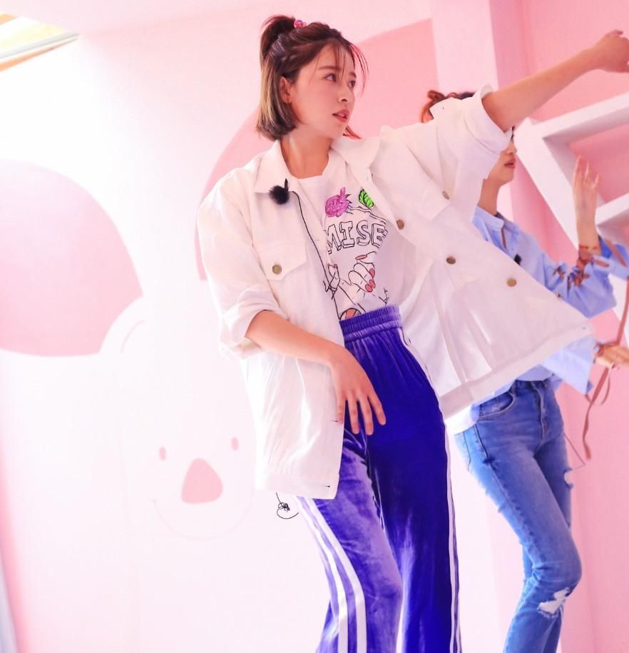 被阚清子惊艳到了,穿“四段式”的高跟鞋来秀腿,这腿也是逆天了