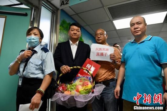 香港机场受伤记者出院