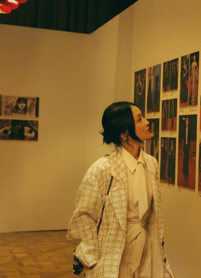  【组图片中】周迅太会穿了！一袭白纱钉珠吊带曳地裙很仙气，尽展温柔气质