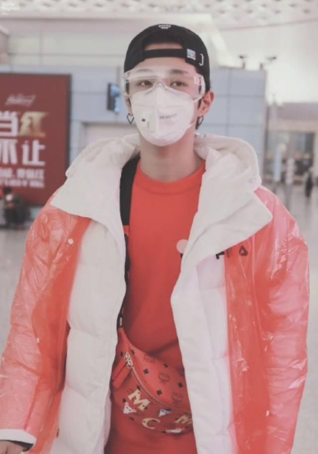  [严严实实]阿娇阿Sa穿防护服戴面罩,杨紫披雨衣加手套,明星开启复工模式防护措施哪家强？