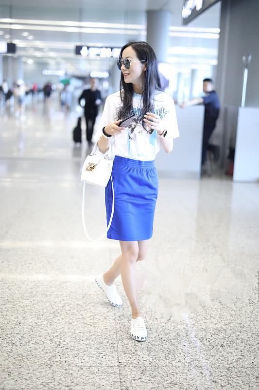 韩雪不得了，这么紧的裙子都能穿得下，网友：一般人做不到