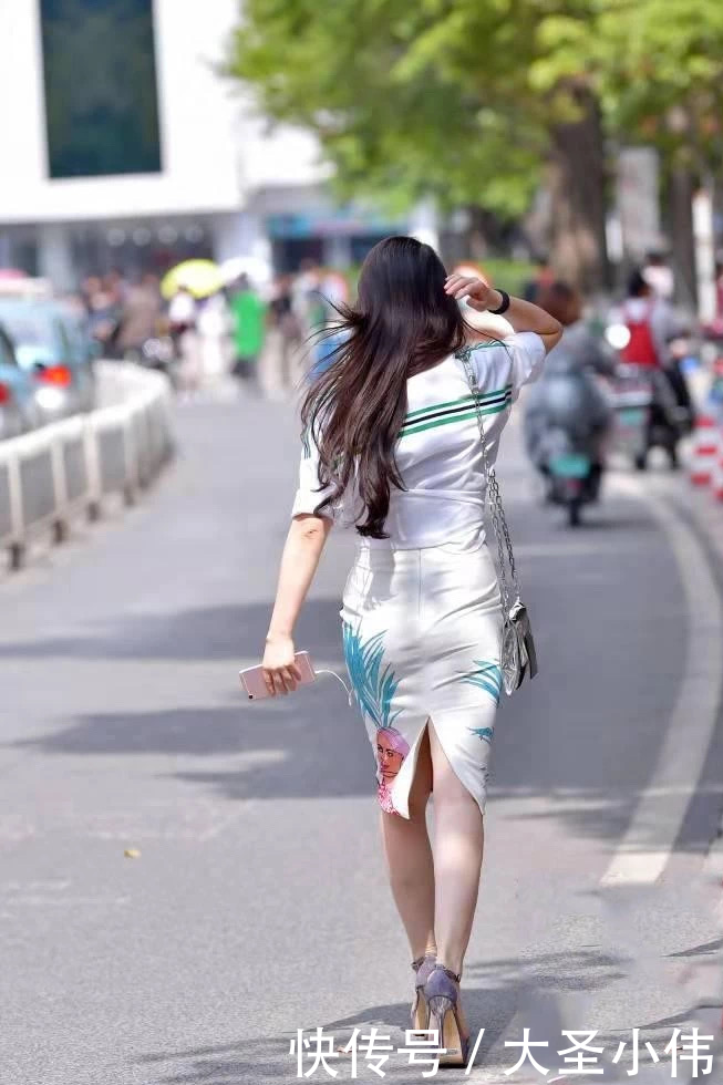 #美女#美女街拍:半裙美女,穿着到底是前卫还是土味,你来品一品!