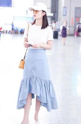 李沁高跟鞋前面剪开，后面剪断当拖鞋穿，意外显得双腿更长了！