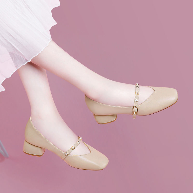 70出门少穿平底鞋，瞧瞧下面这些粗跟皮鞋，款款洋气有女人味