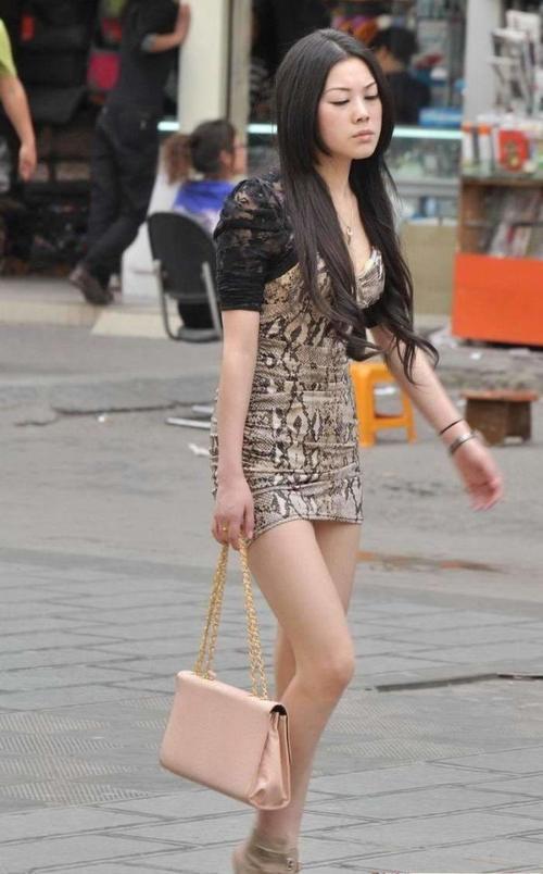 街拍: 美女这胆子也太肥了, 透明配上真空就敢上街