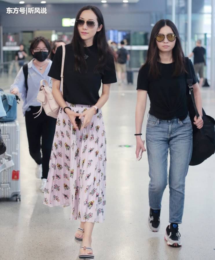 韩雪穿牛仔裙变少女，拿个“变色枕头”当包包，看了都觉得时髦!