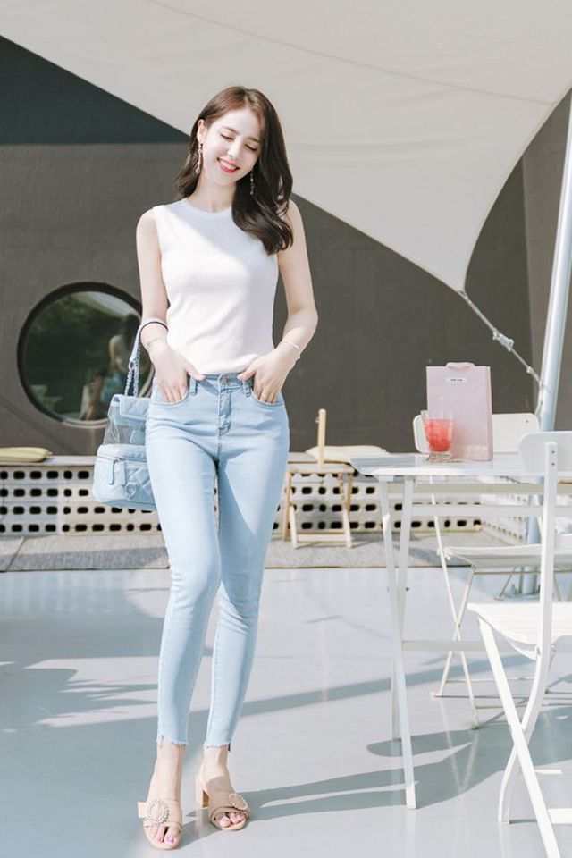 清纯的小姐姐，白色背心搭配牛仔裤的一瞬间，清新感十足！