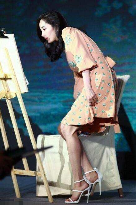 9位女星奇葩高跟鞋,第几个看着脚最疼?最后一位也未免太另类!