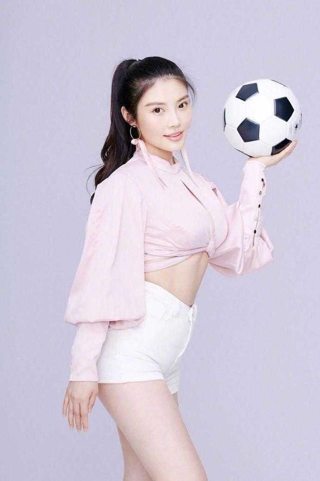 徐冬冬与柳岩同是性感女神,同拍足球写真,丰满与真性感一目了然
