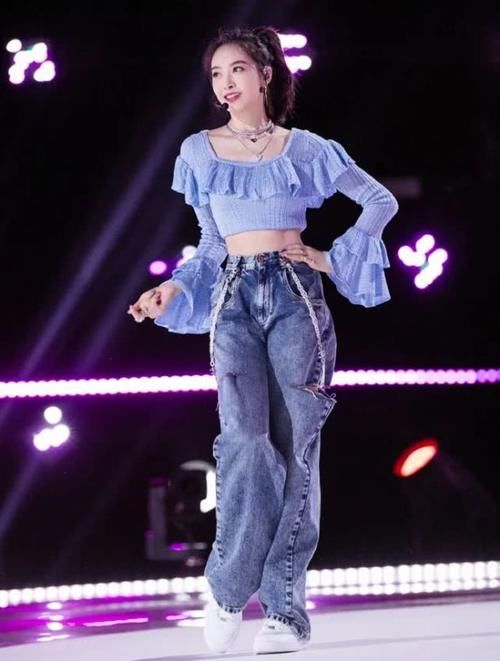  『蝴蝶结』宋茜秀小蛮腰的方式真特别！两个蝴蝶结拼成泡泡袖上衣，高贵撩人