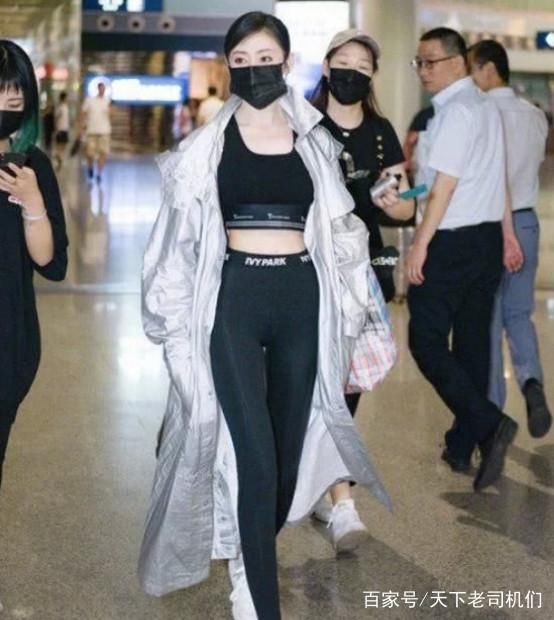 张天爱的“新时尚”！下身只穿黑色裤袜就出门了，网友：太奔放！