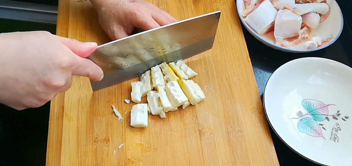 『肉质』淮扬菜大厨分享江苏经典美食——白汁鮰鱼,肉质软糯细腻鲜美异常