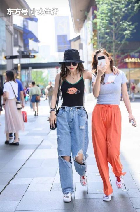 #个性#街拍：街头潮女的时尚美搭，个性很重要，好身材才是关键