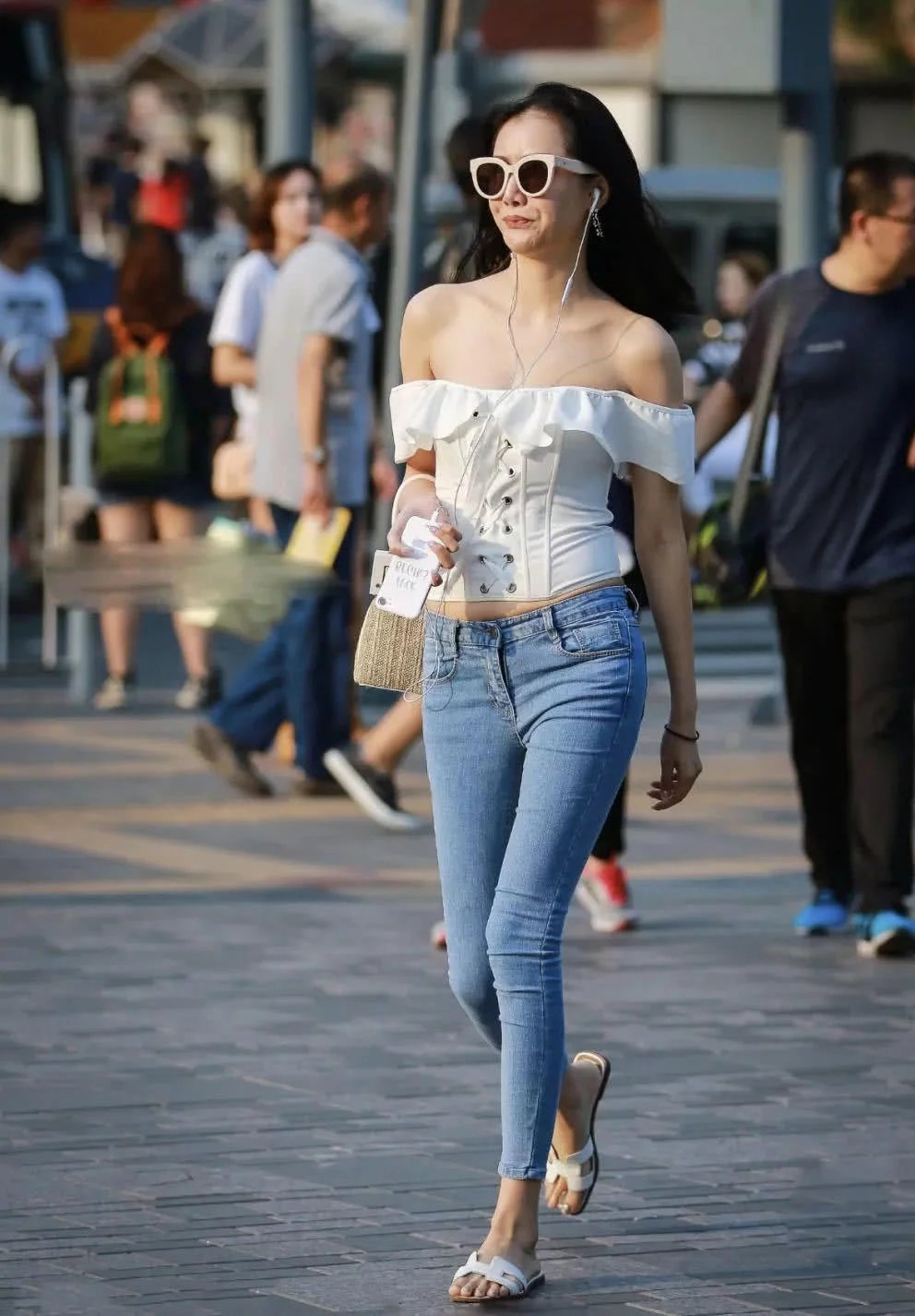 你们最爱看的紧身牛仔裤少女，一字肩束胸上衣小巧迷人，扭动紧致